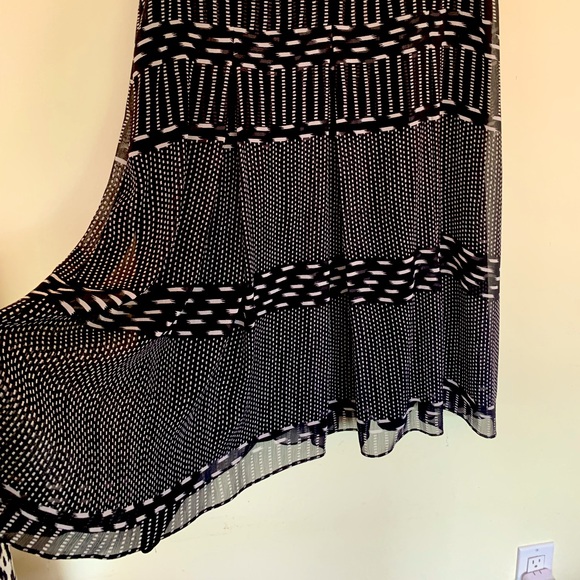 Classic Black & white sheer viscose pleaded skirt just below the knee US 10 - 12 - Picture 5 of 15
